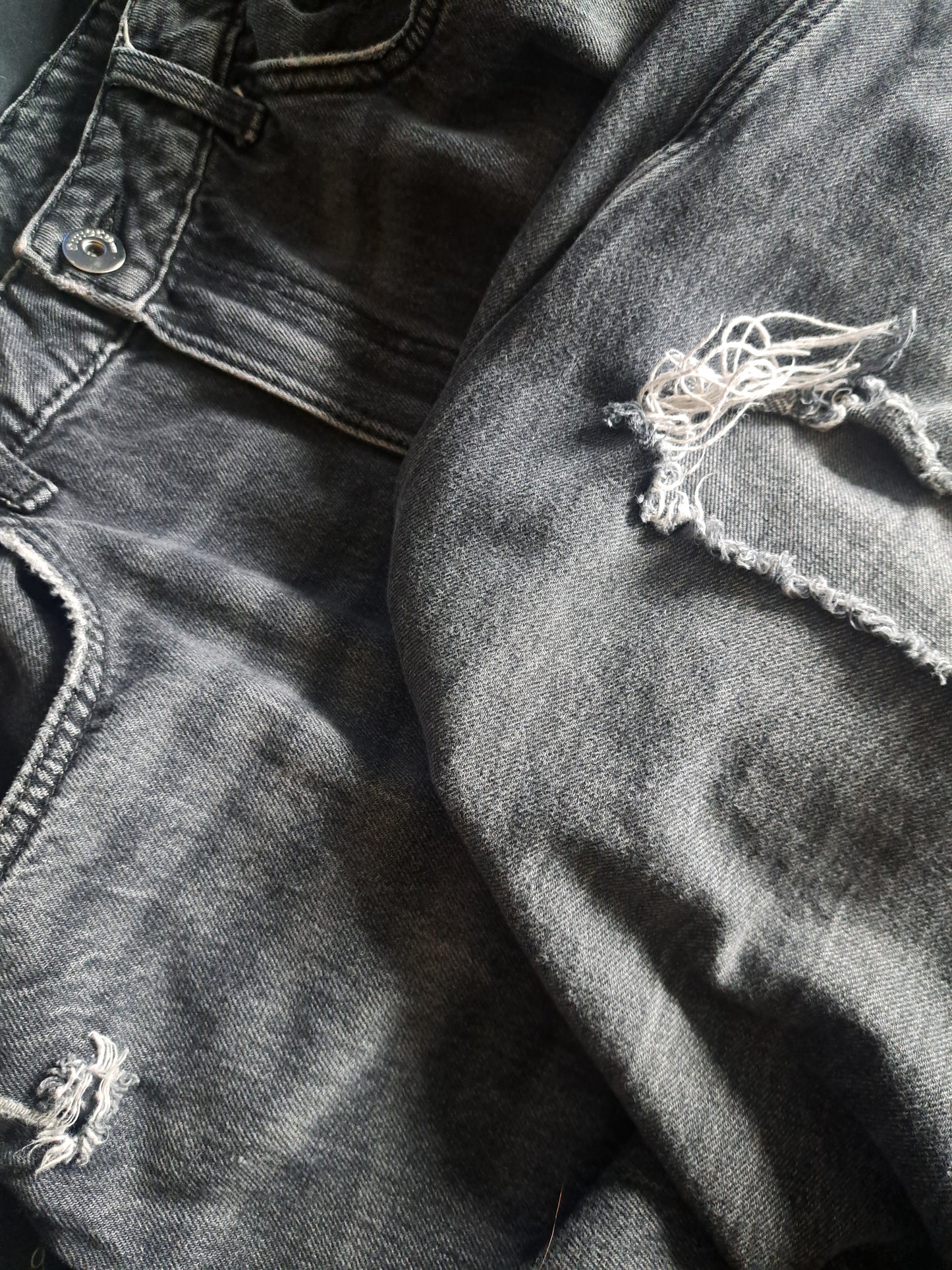 Jeans gris foncé avec trous