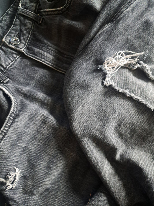 Jeans gris foncé avec trous