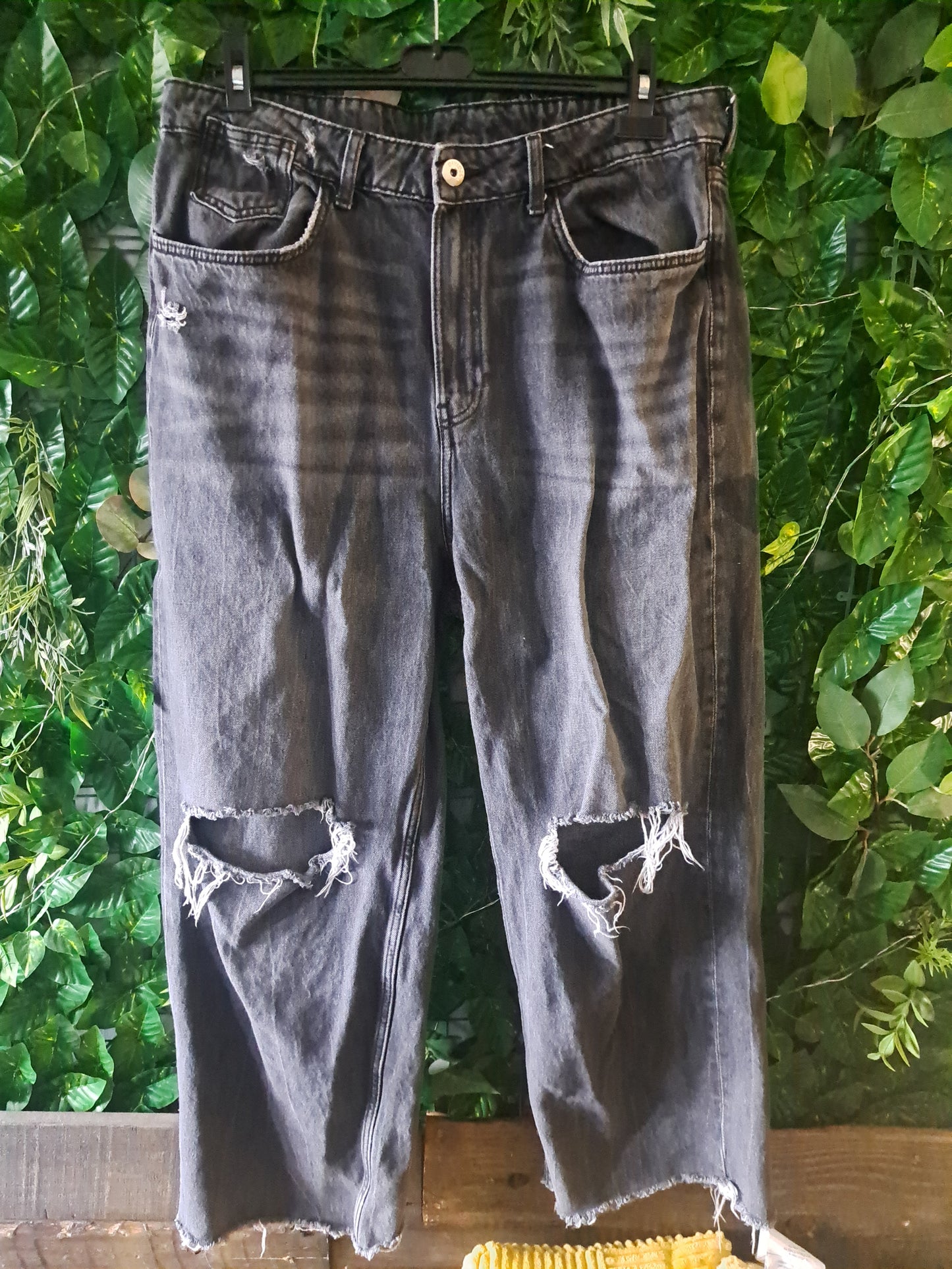 Jeans gris foncé avec trous