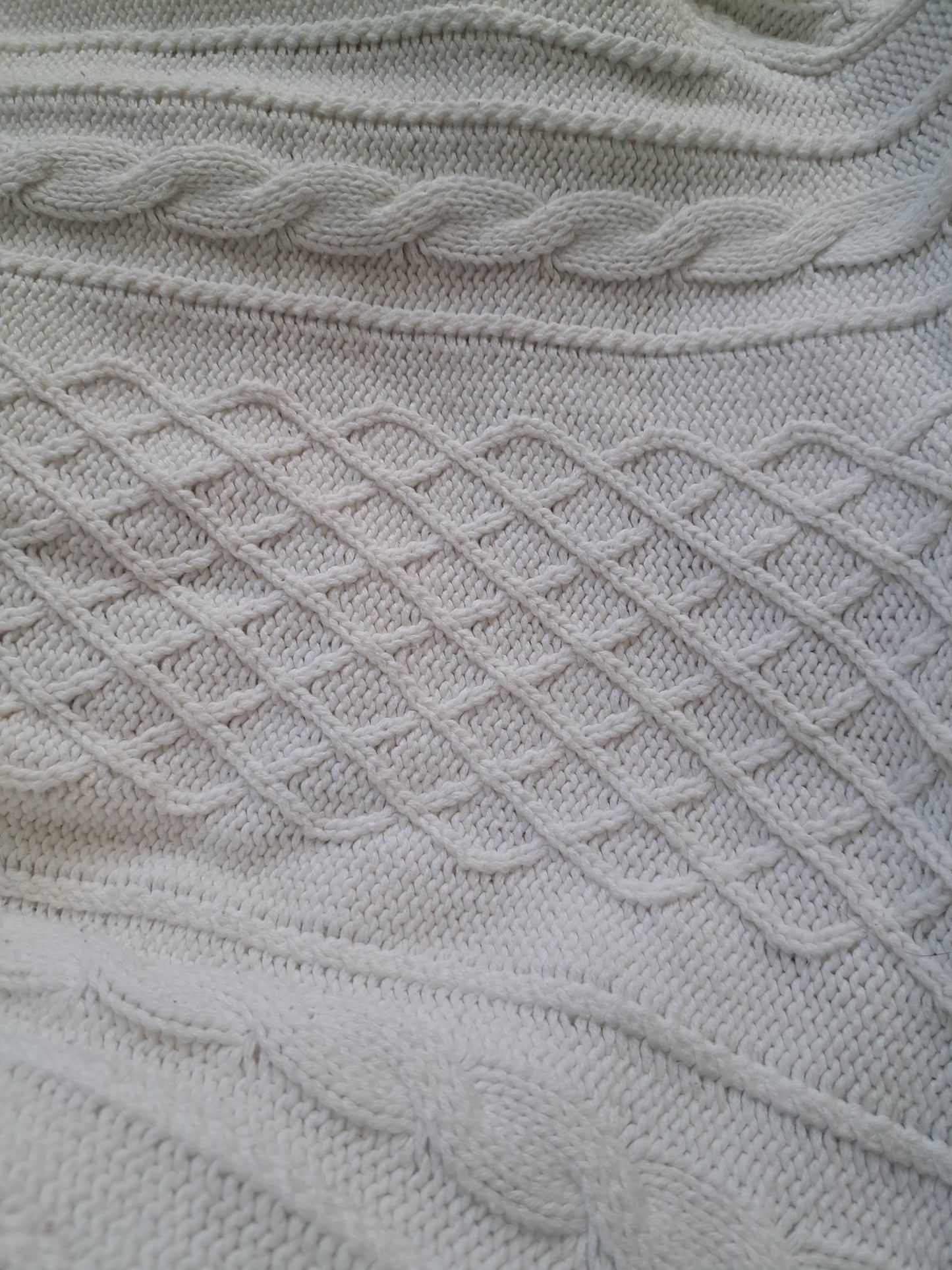 Chandail torsadé blanc à manches longues