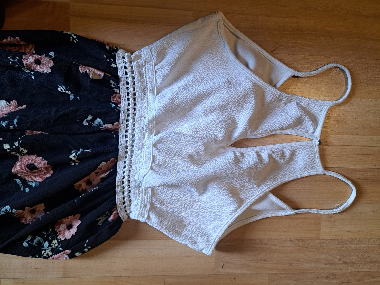 One-piece haut blanc, bas noir avec motif de fleurs