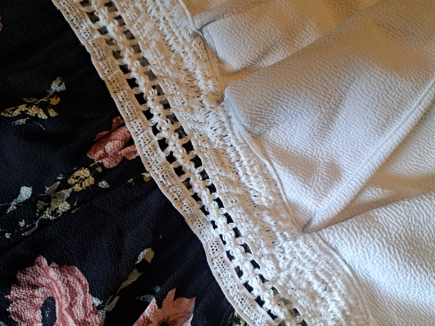 One-piece haut blanc, bas noir avec motif de fleurs