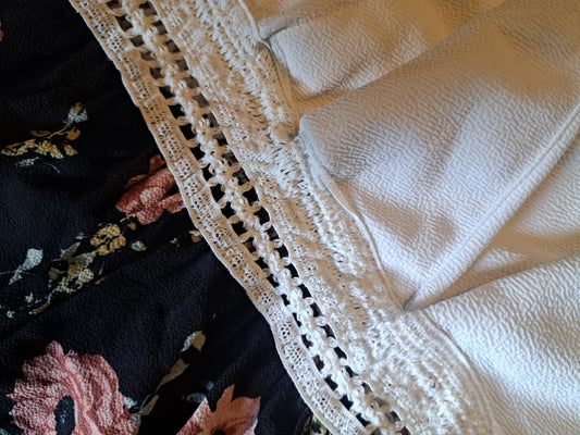 One-piece haut blanc, bas noir avec motif de fleurs