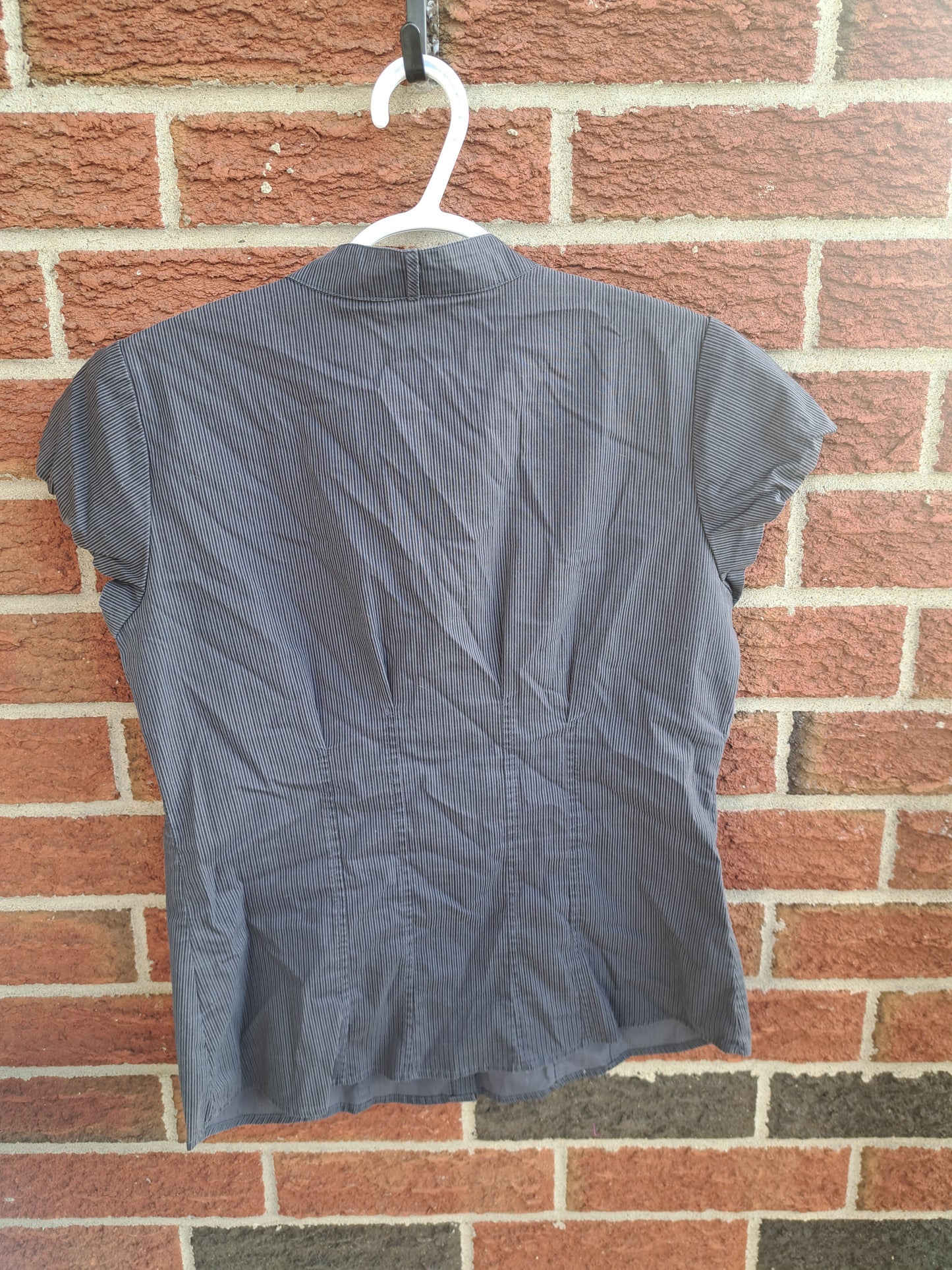 Chemise grise foncée lignée dynamite