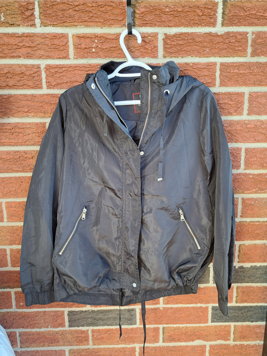 Manteau de printemps noir avec capuchon ajustable dans le bas