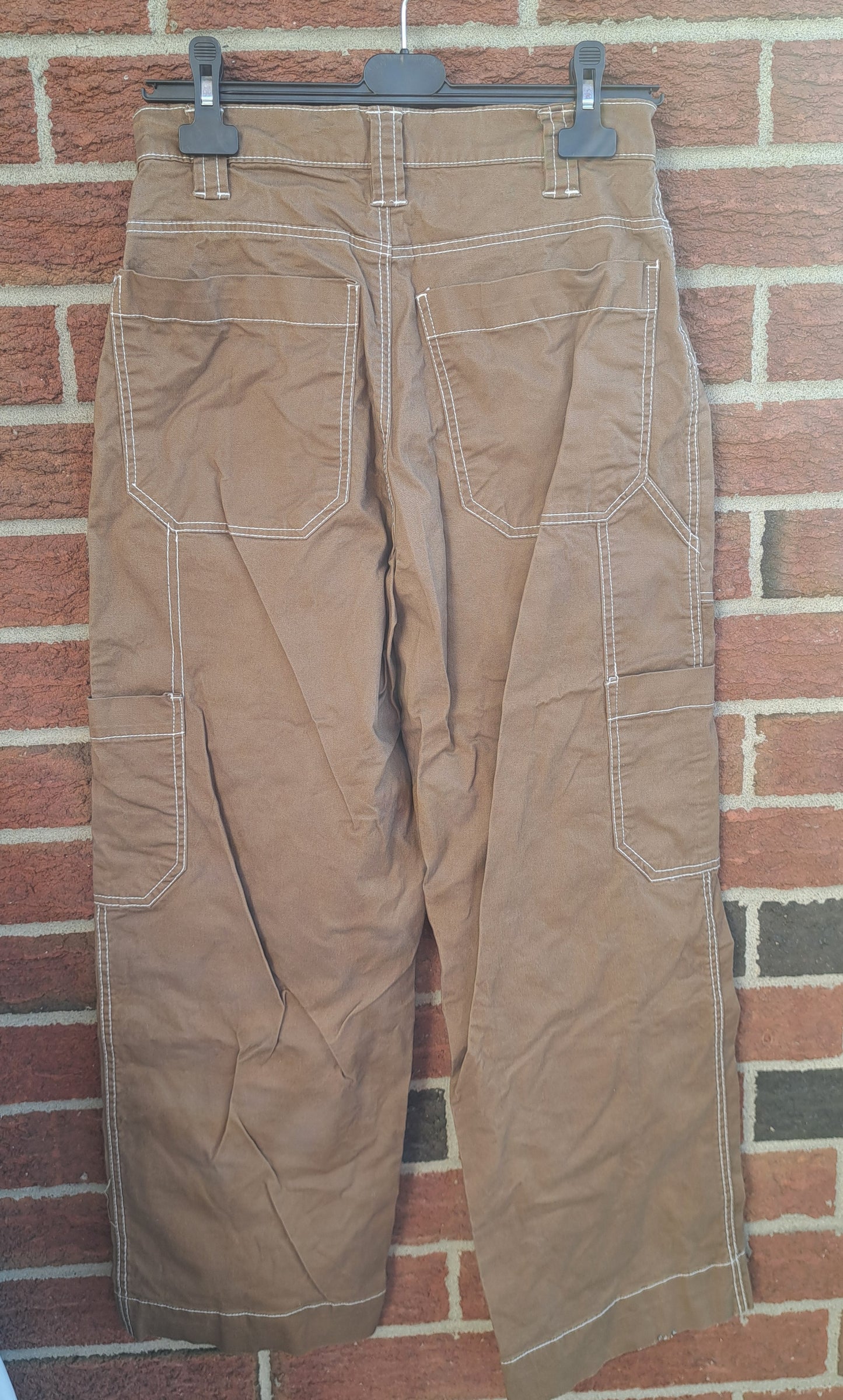 Pantalon brun-beige avec plusieurs poches, tissu bio
