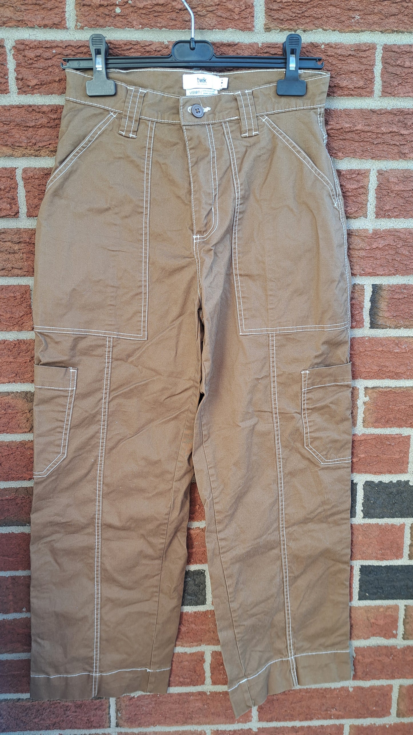 Pantalon brun-beige avec plusieurs poches, tissu bio