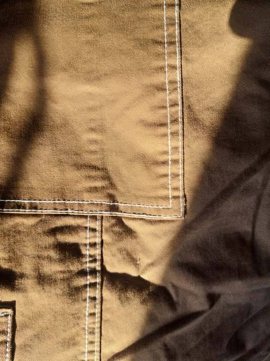Pantalon brun-beige avec plusieurs poches, tissu bio