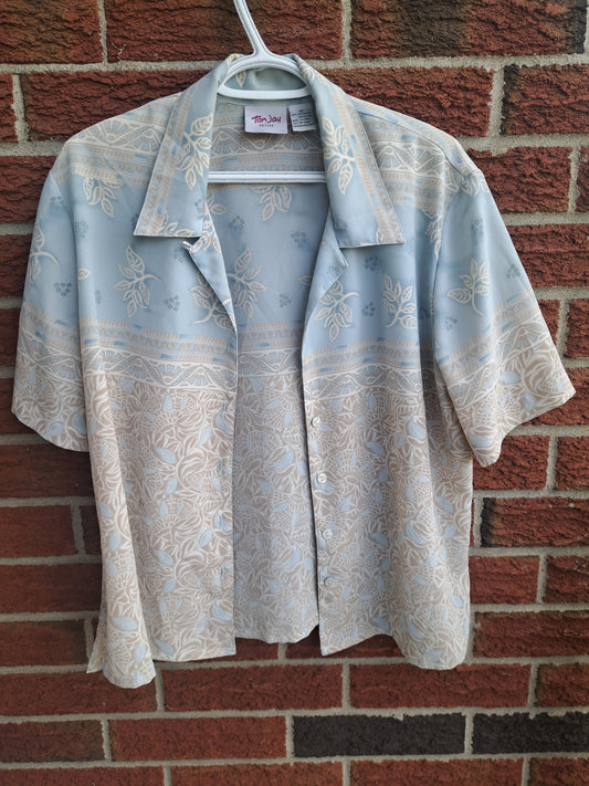 Chemise bleue pâle et beige à manches courtes