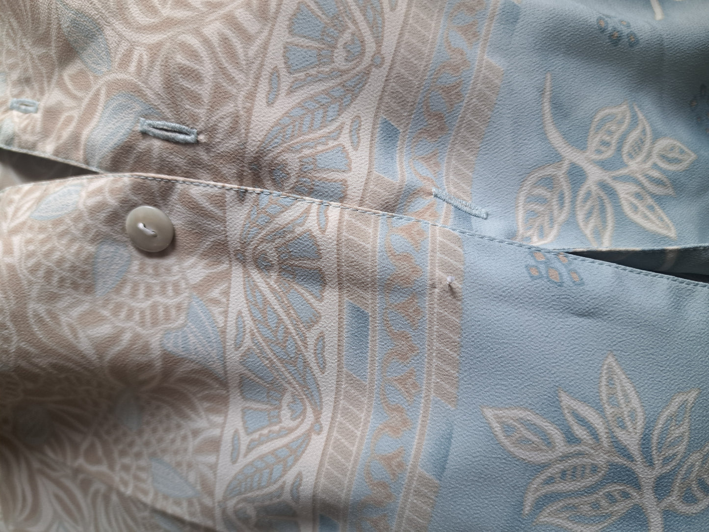 Chemise bleue pâle et beige à manches courtes