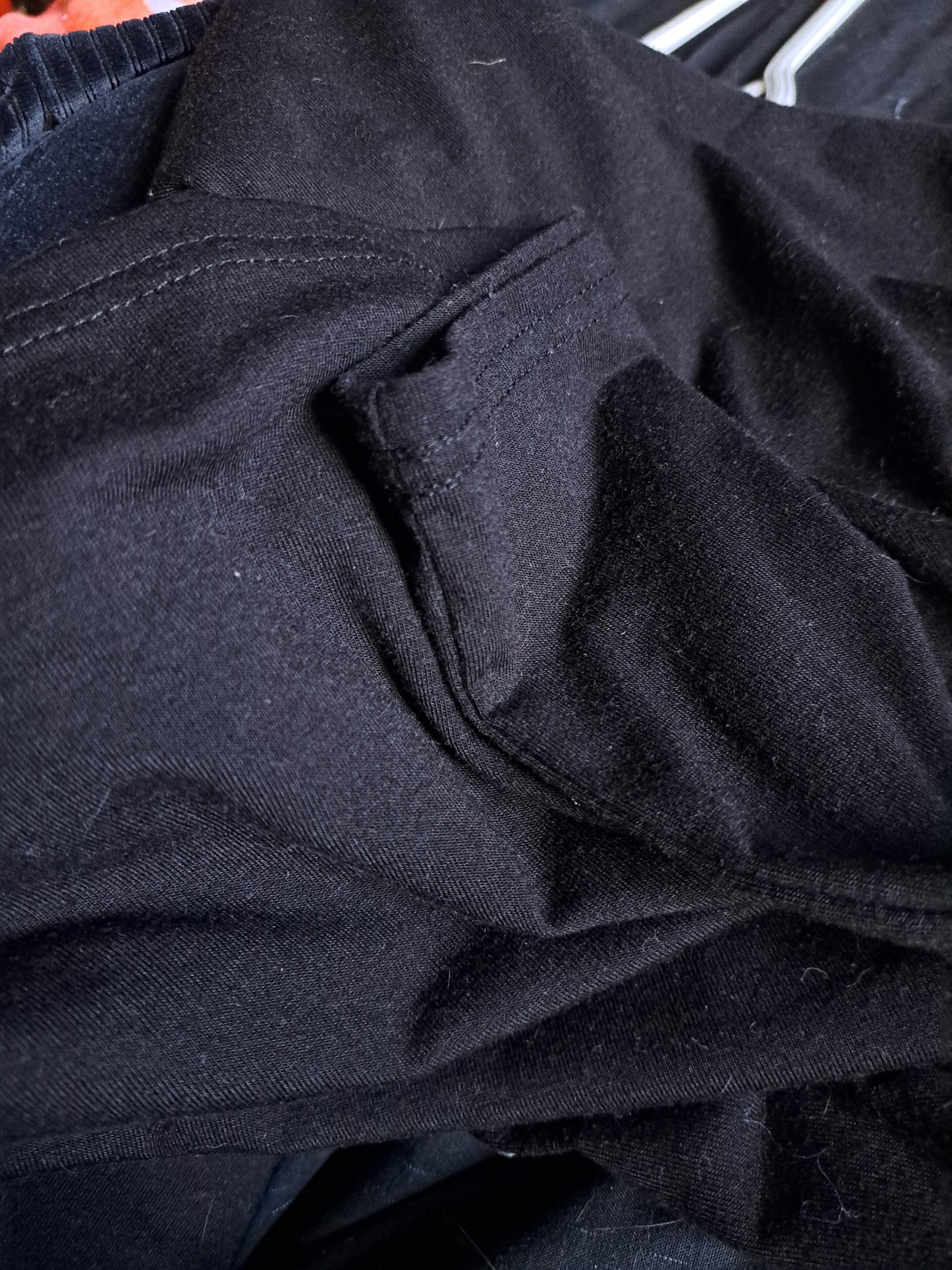Jupe noire mi-longue élastique à la taille