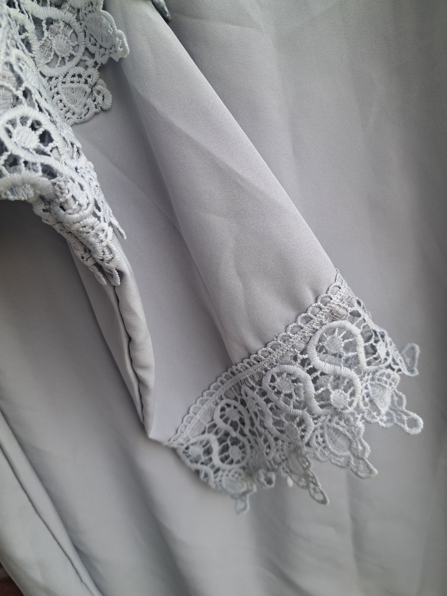Chandail gris à manches longues évasées