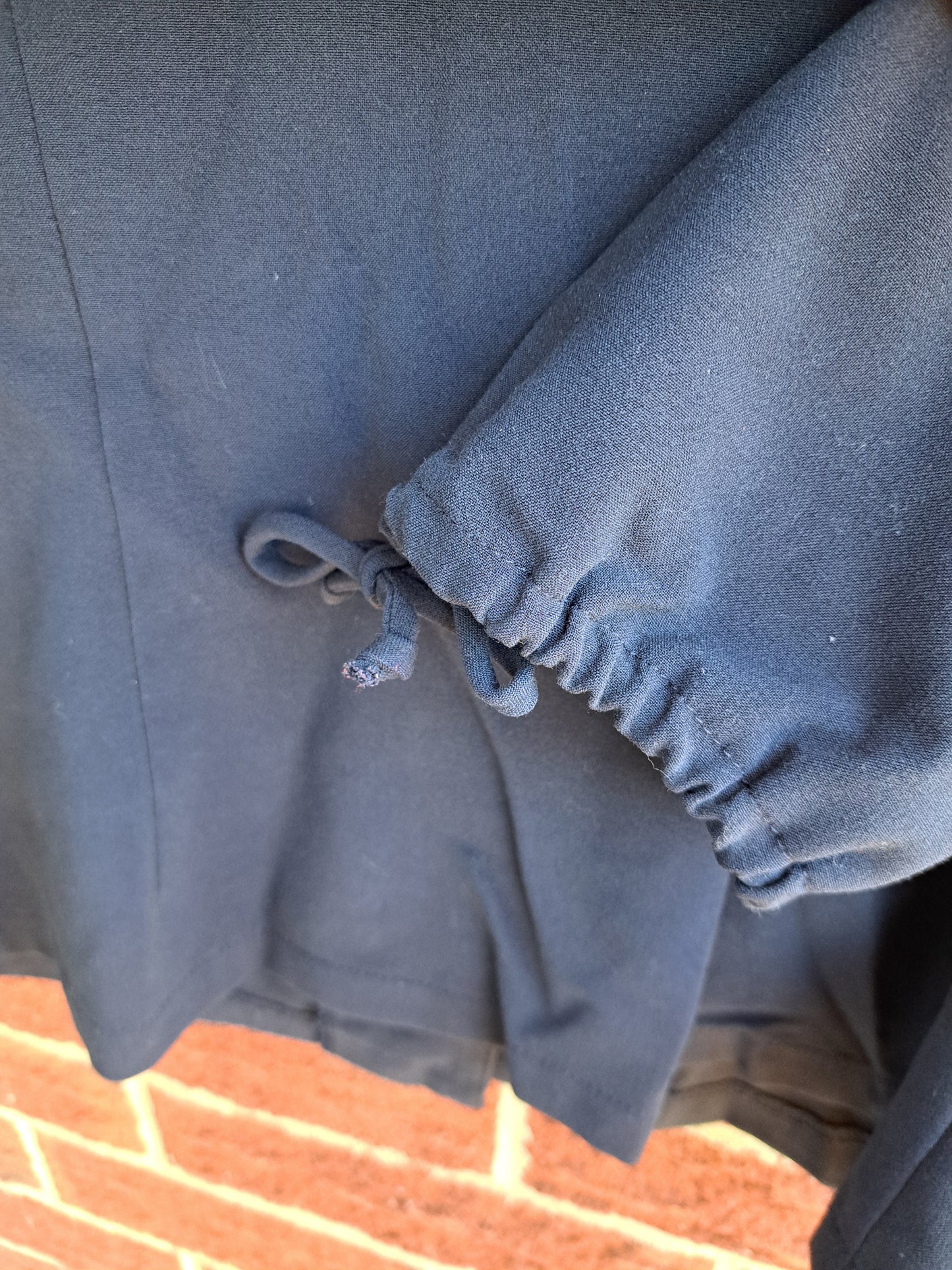 Veston ample bleu marin foncé avec boutons