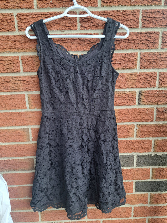 Robe noire avec dentelles sans manches