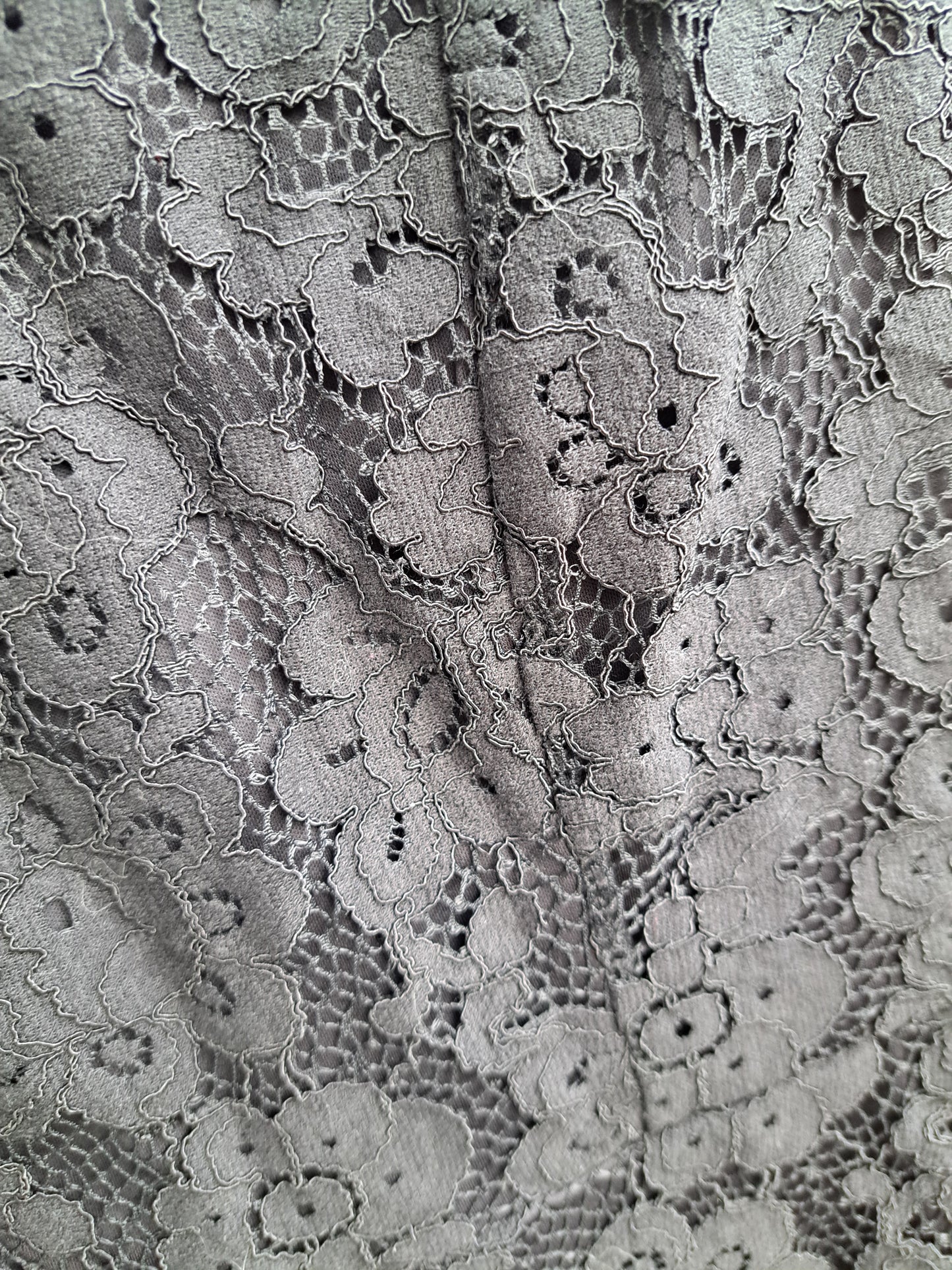 Robe noire avec dentelles sans manches