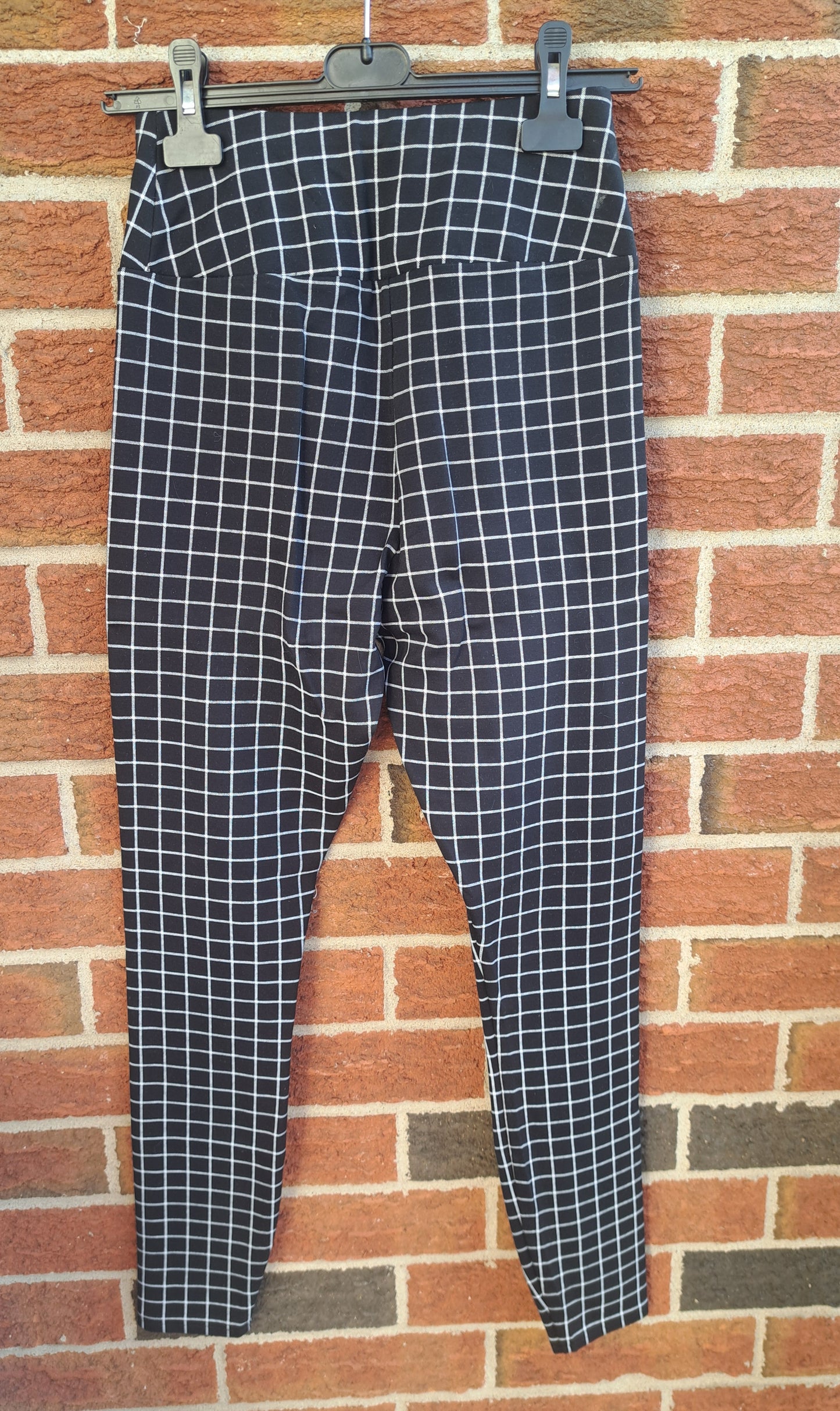 Pantalon serré noir et blanc à carreaux