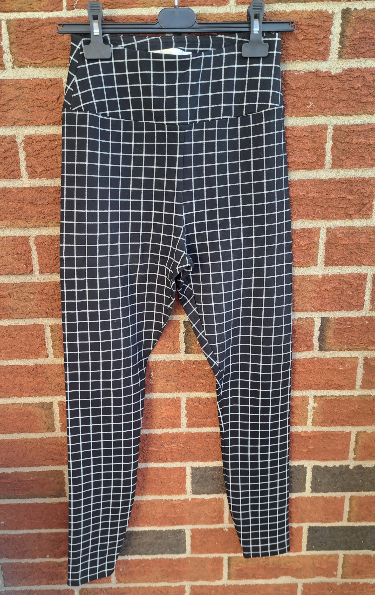 Pantalon serré noir et blanc à carreaux