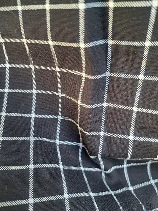 Pantalon serré noir et blanc à carreaux