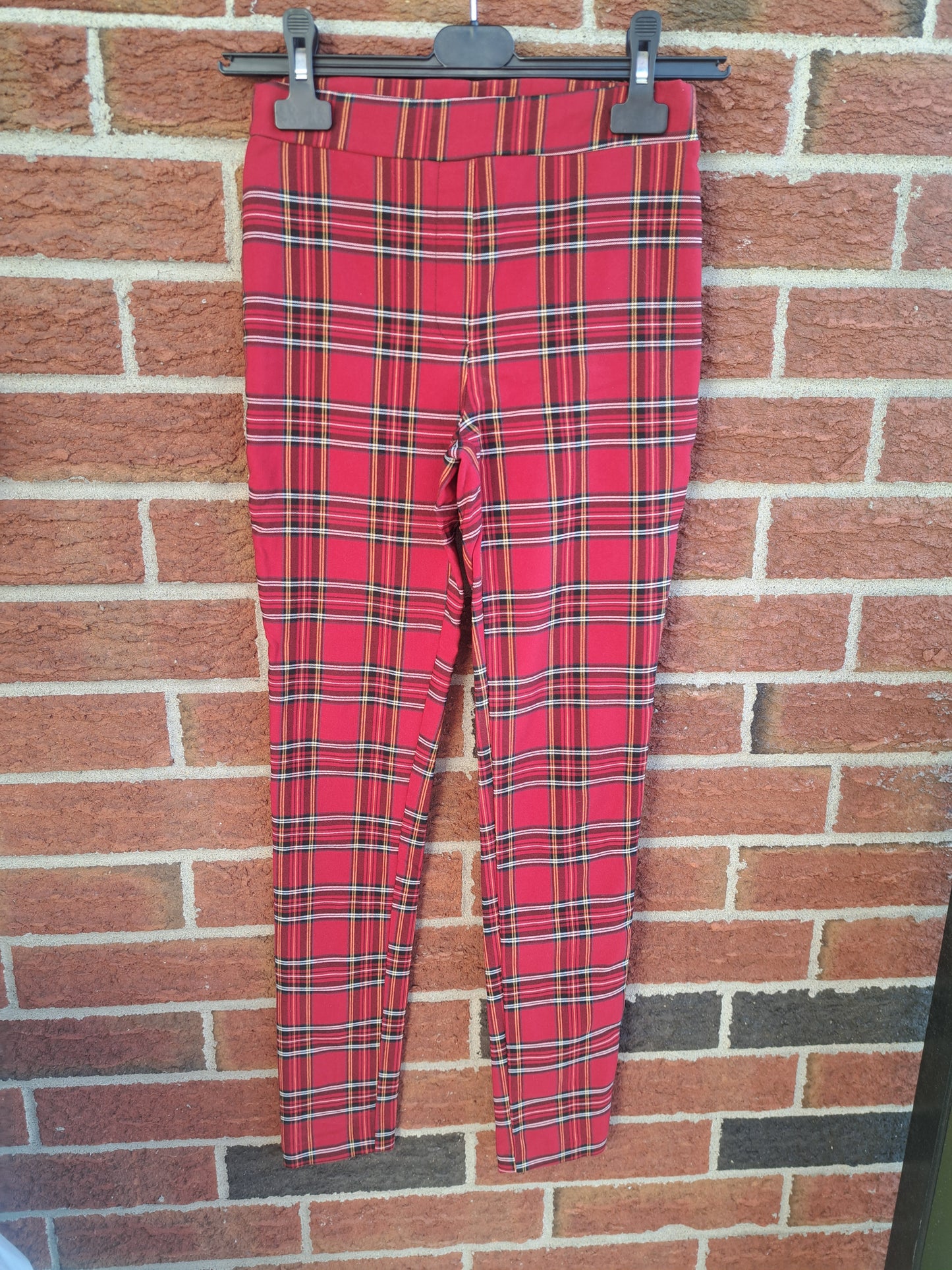 Pantalon serré à carreaux rouge