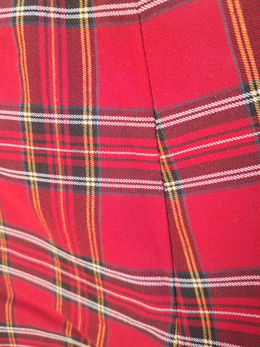 Pantalon serré à carreaux rouge