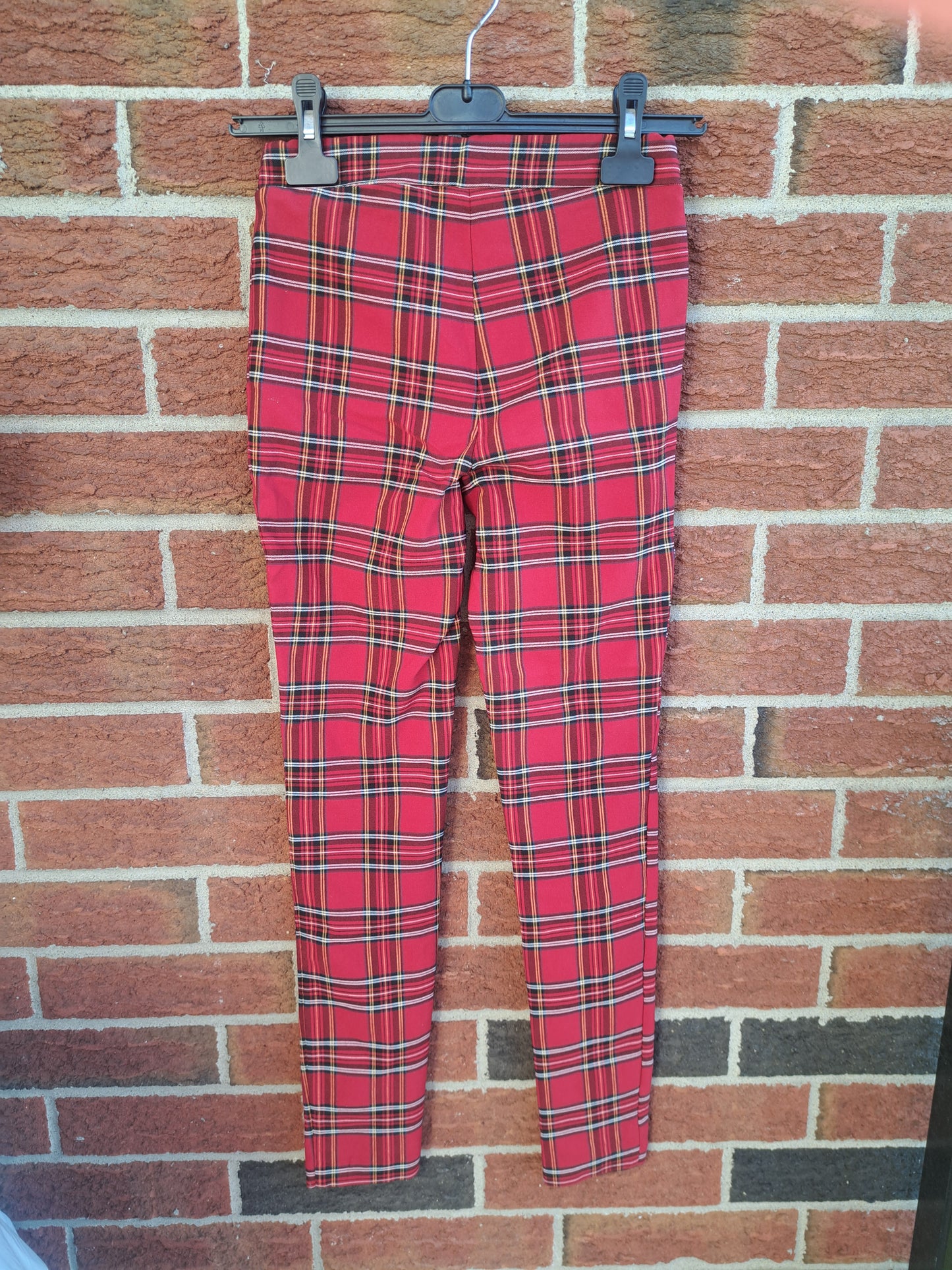 Pantalon serré à carreaux rouge