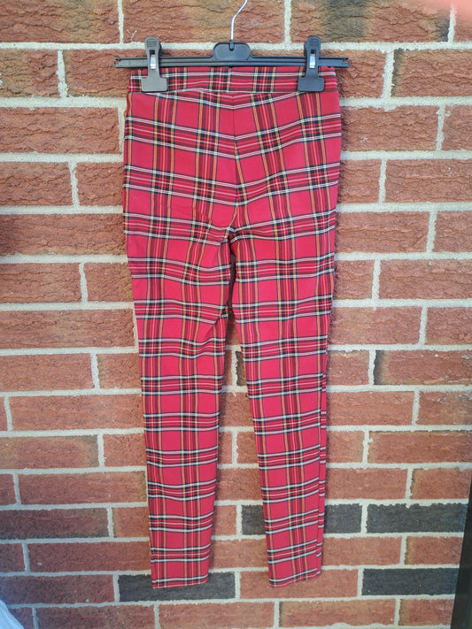 Pantalon serré à carreaux rouge