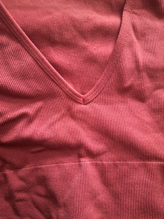 Chandail rouge pâle de sport court à manches longues