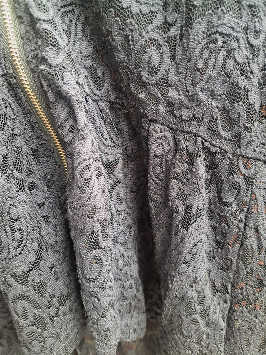 Chandail noir à manches longues, dentelle, plus court à l'avant
