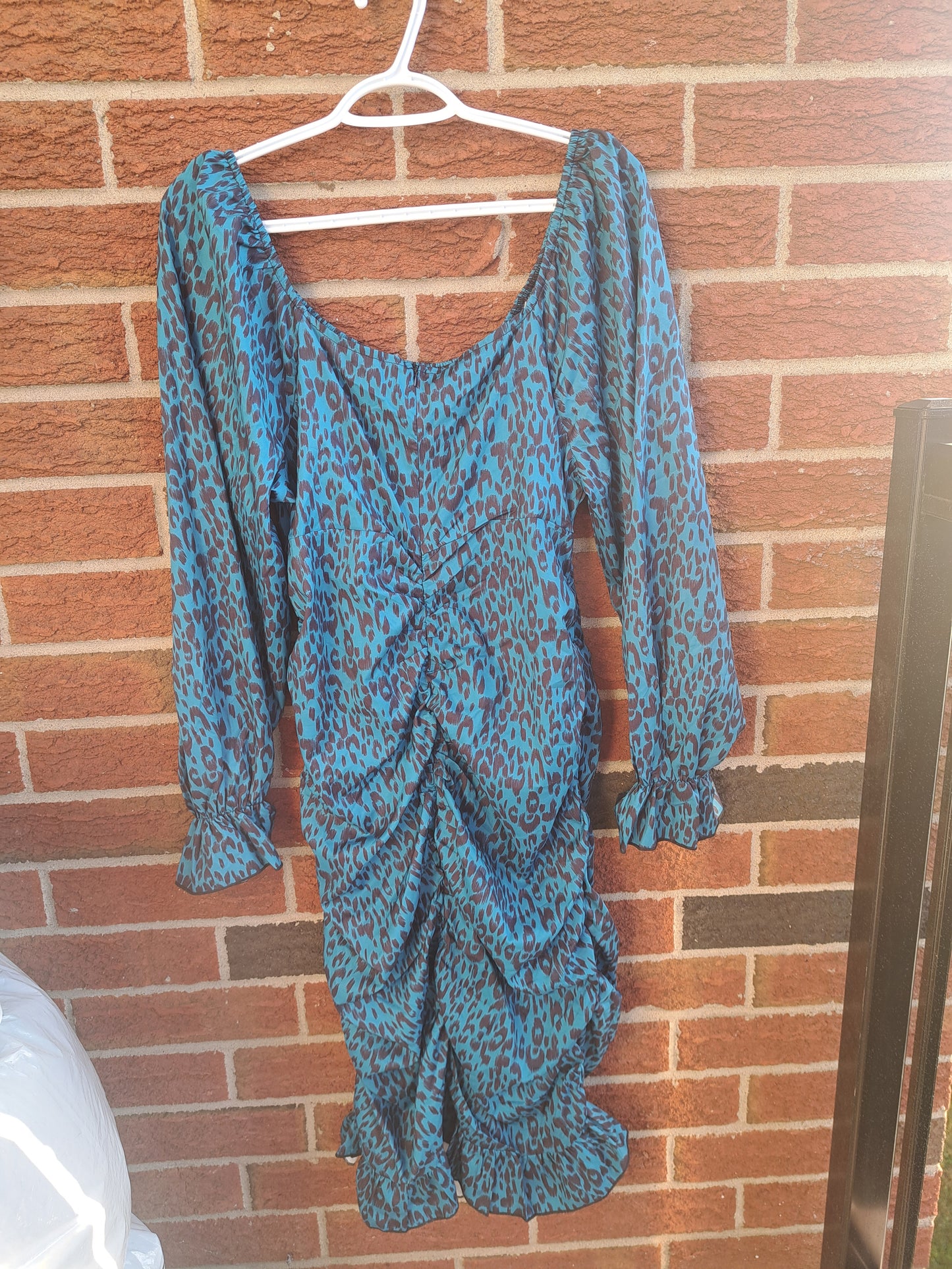 Robe bleue et noire bouffante
