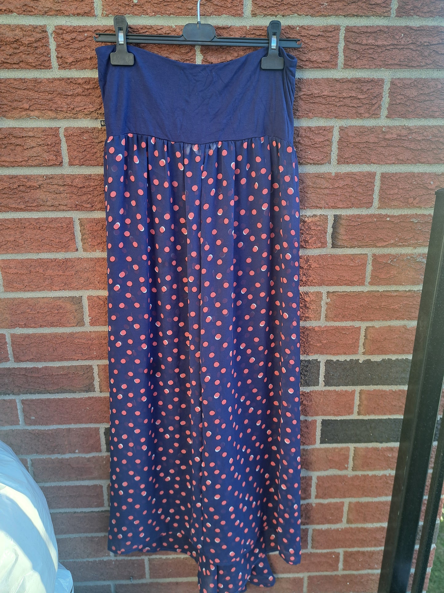 Robe bleue, par-dessus de maillot