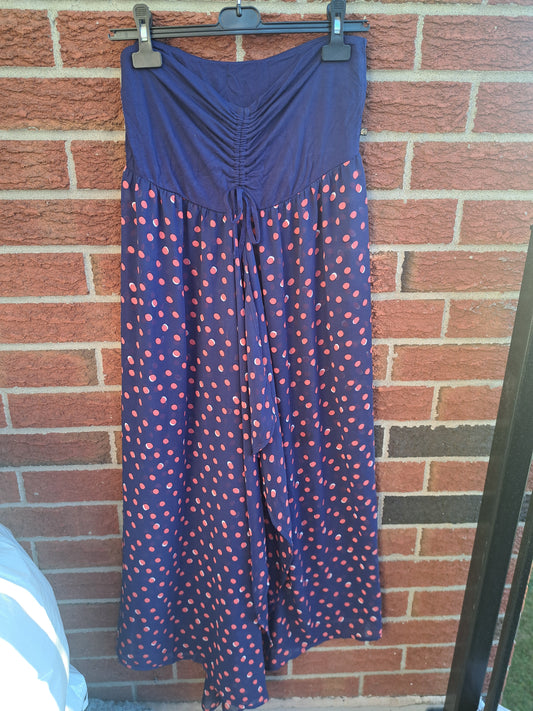 Robe bleue, par-dessus de maillot