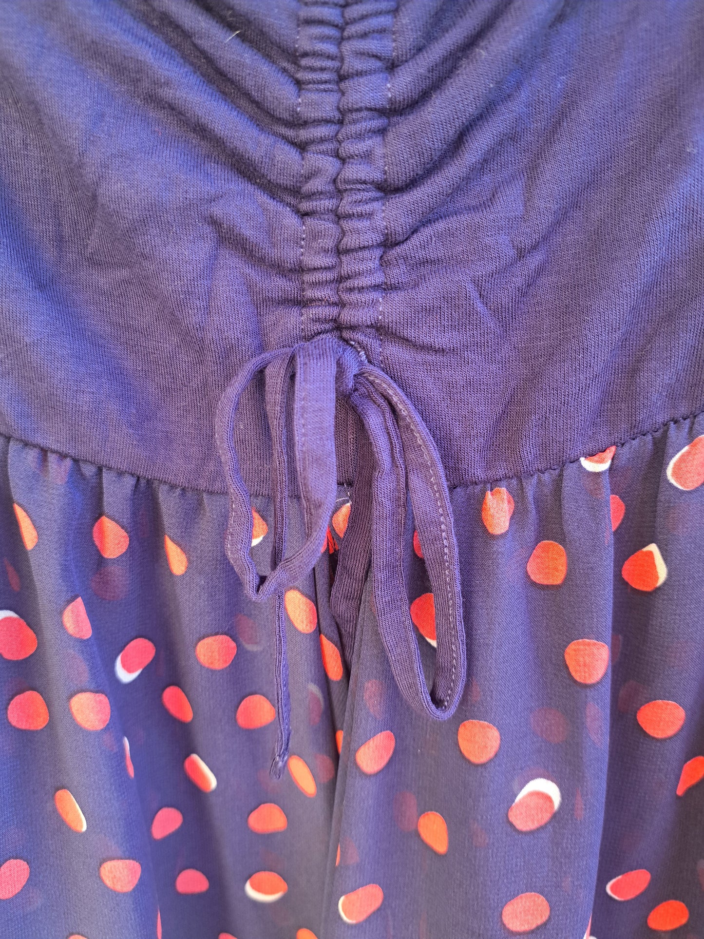 Robe bleue, par-dessus de maillot