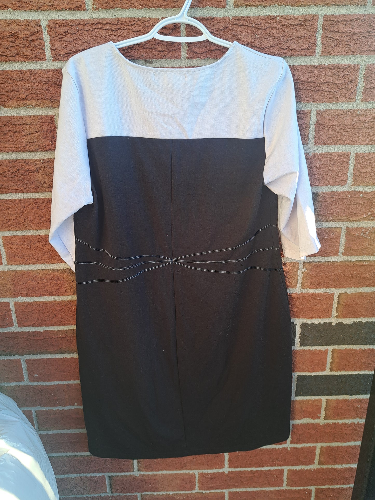 Robe blanche et noire avec simili cuir