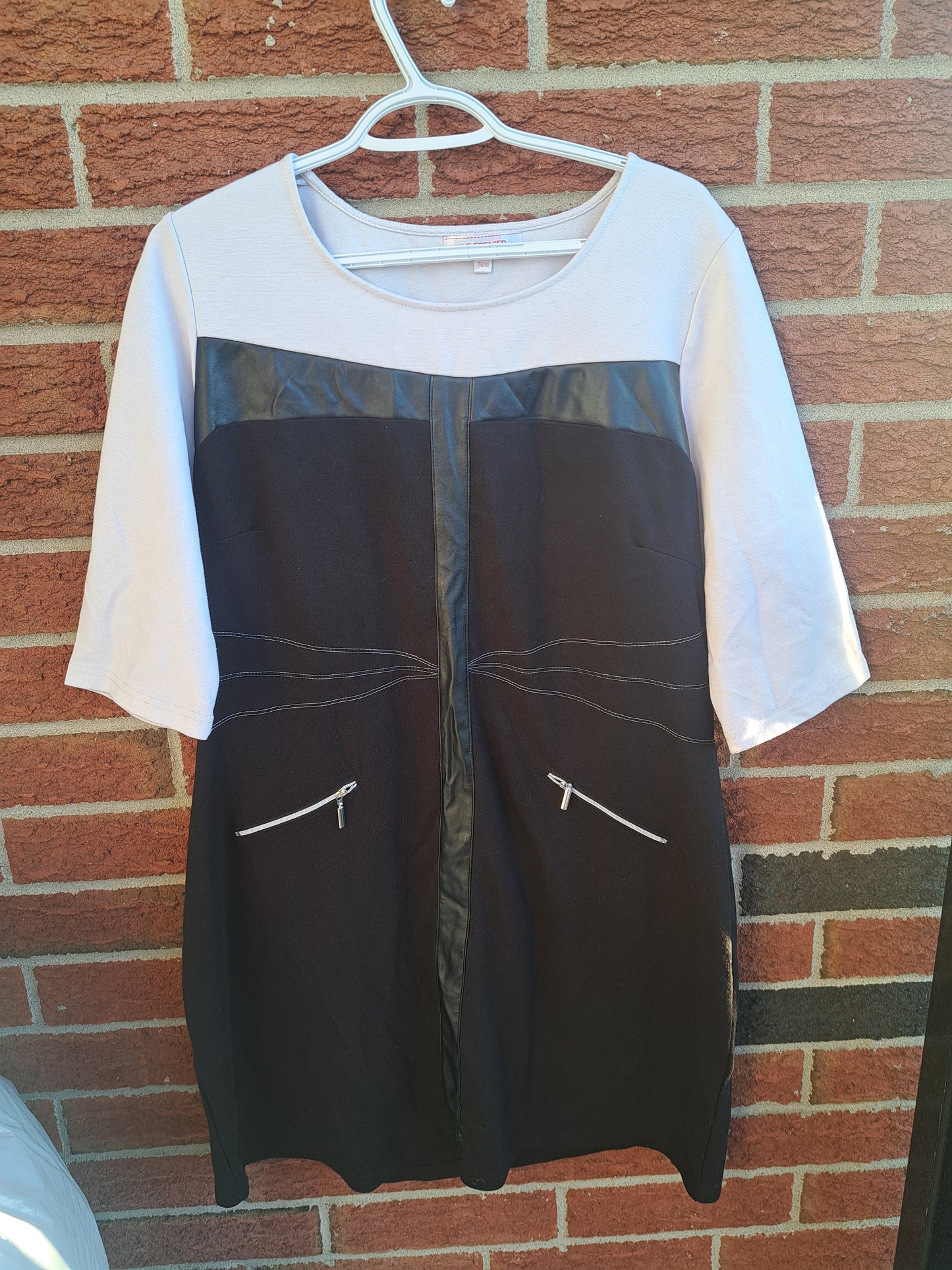 Robe blanche et noire avec simili cuir