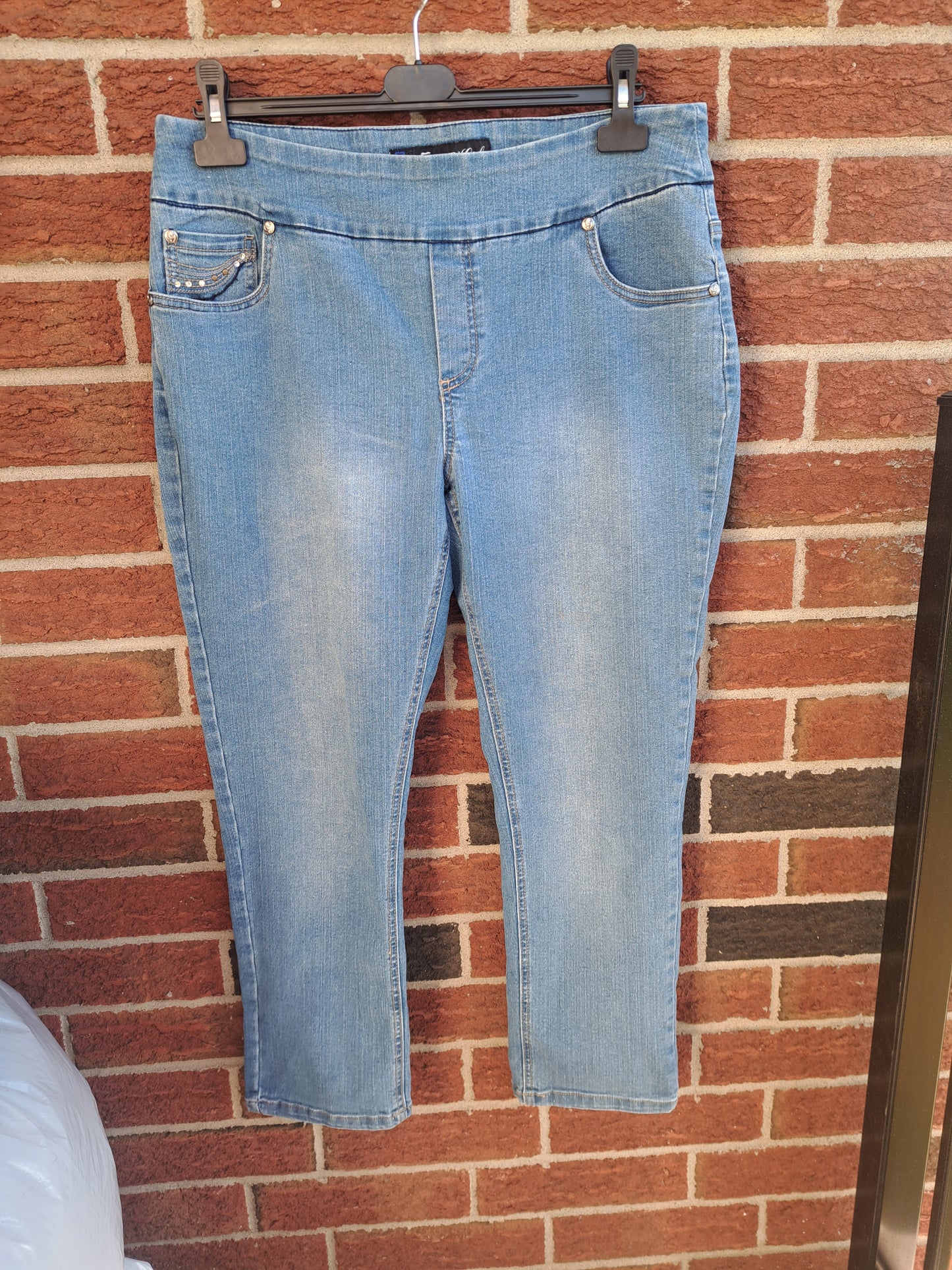 Jeans bleu pâle style jegging avec petits diamants
