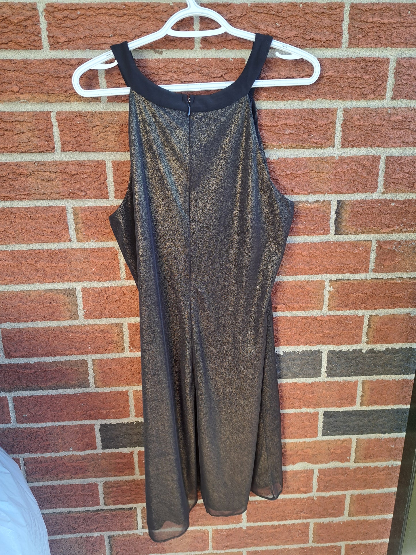 Robe noire et dorée à col rond sans manches