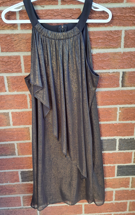 Robe noire et dorée à col rond sans manches