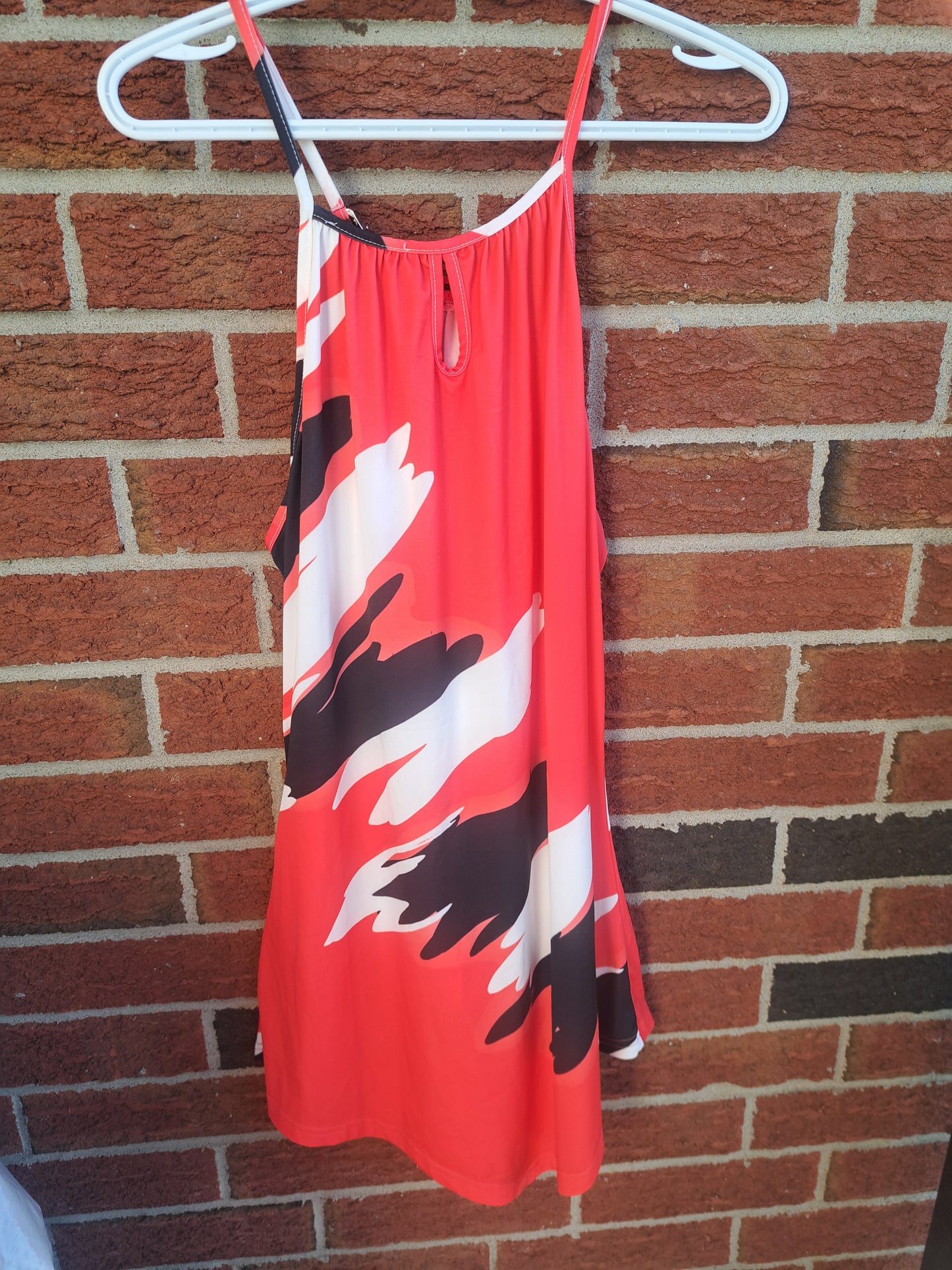 Camisole rouge, noire et blanche avec col rond doré