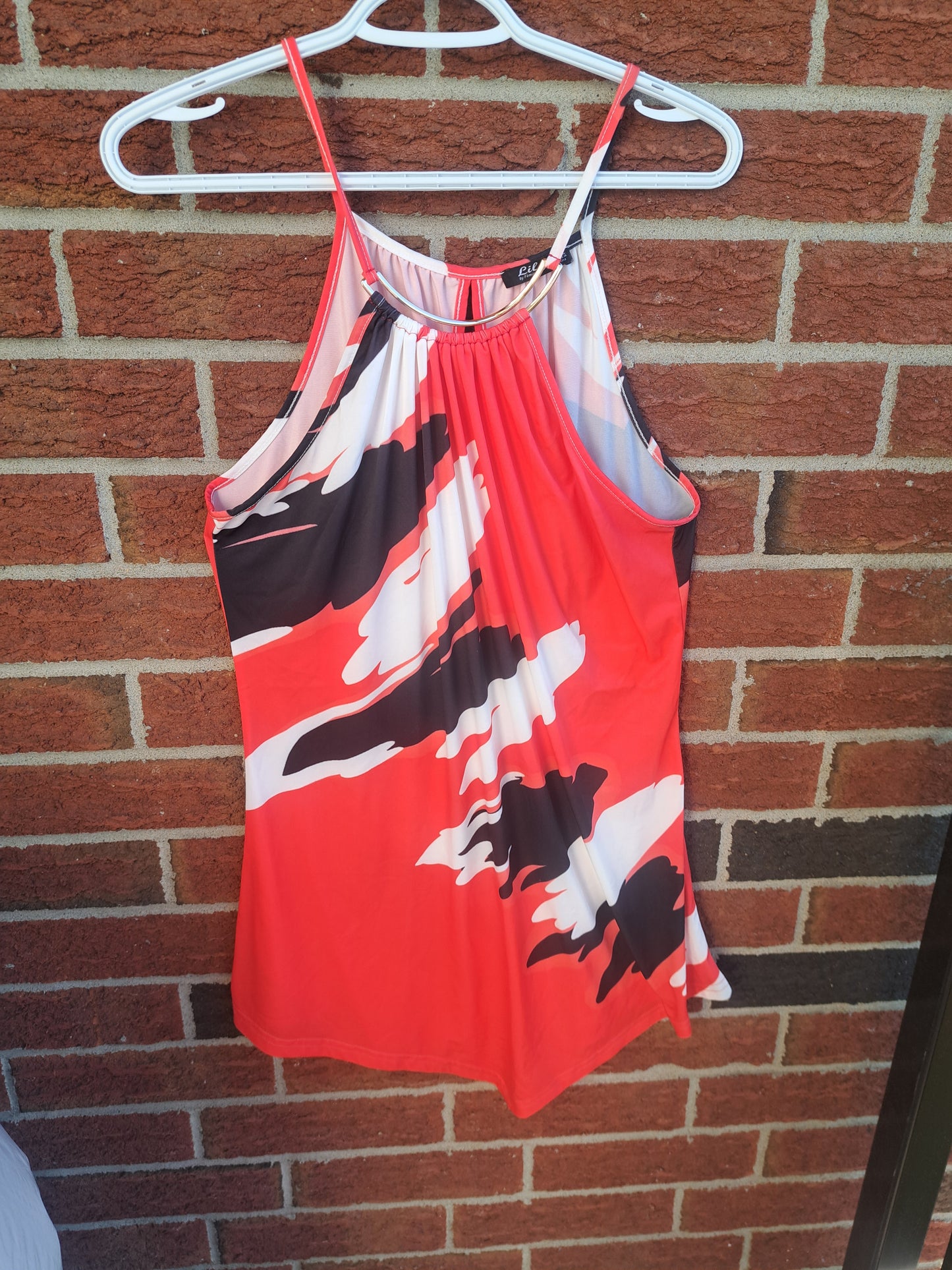 Camisole rouge, noire et blanche avec col rond doré