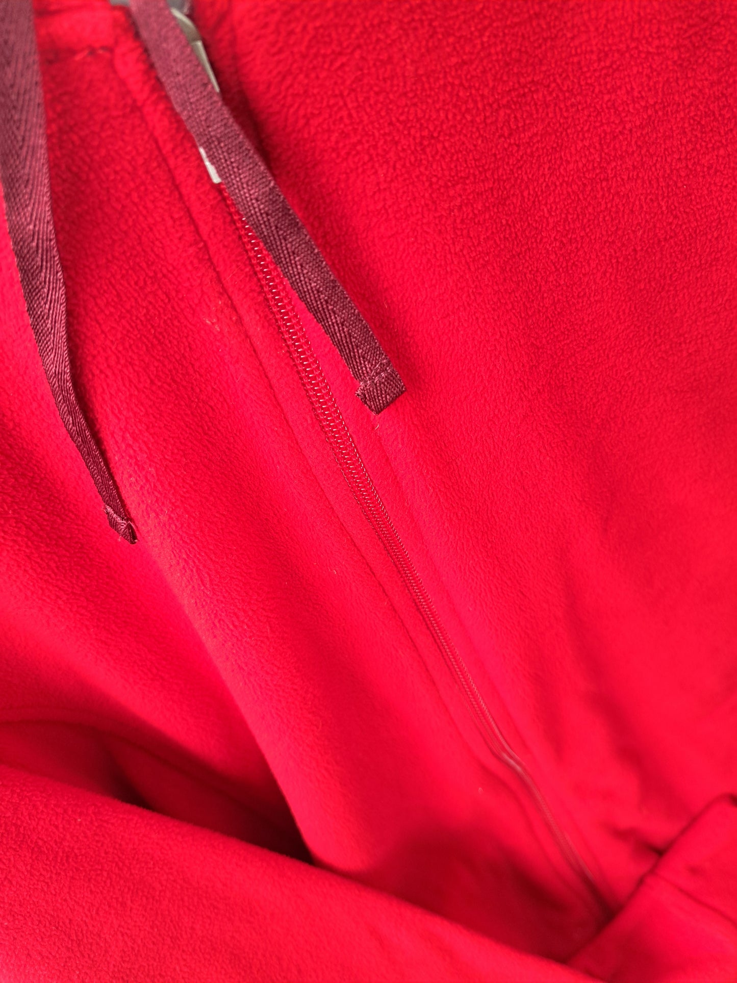 Veste rouge douce avec fermeture éclair et capuchon