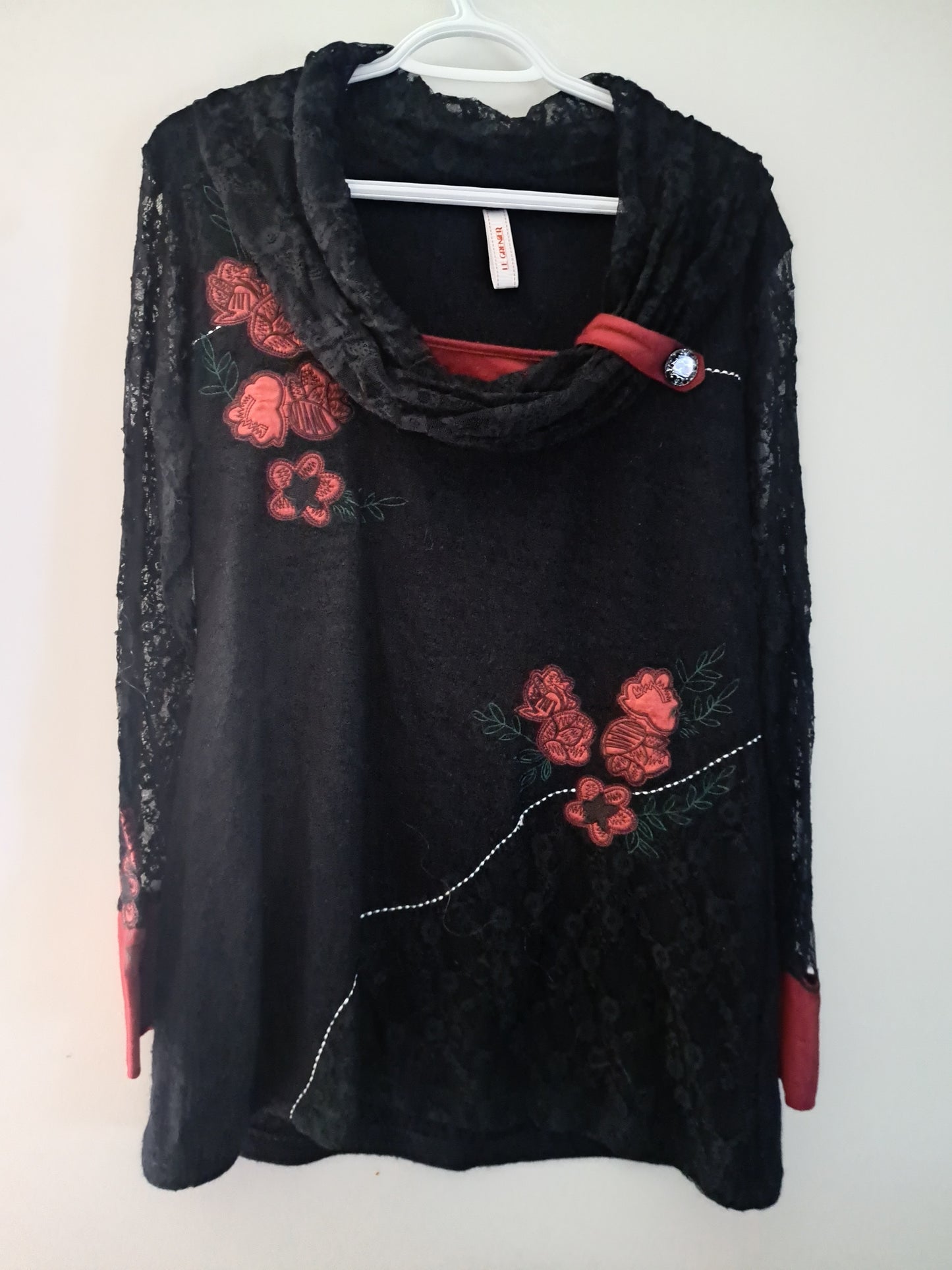 Chandail noir à manches longues avec roses
