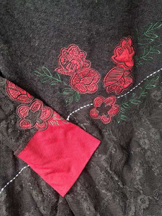 Chandail noir à manches longues avec roses