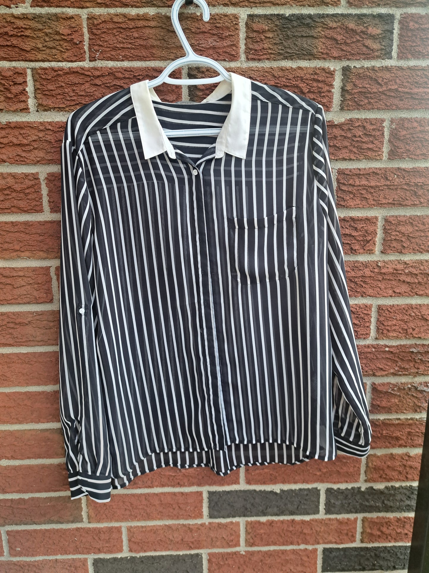 Chemise transparante rayée noire et blanche