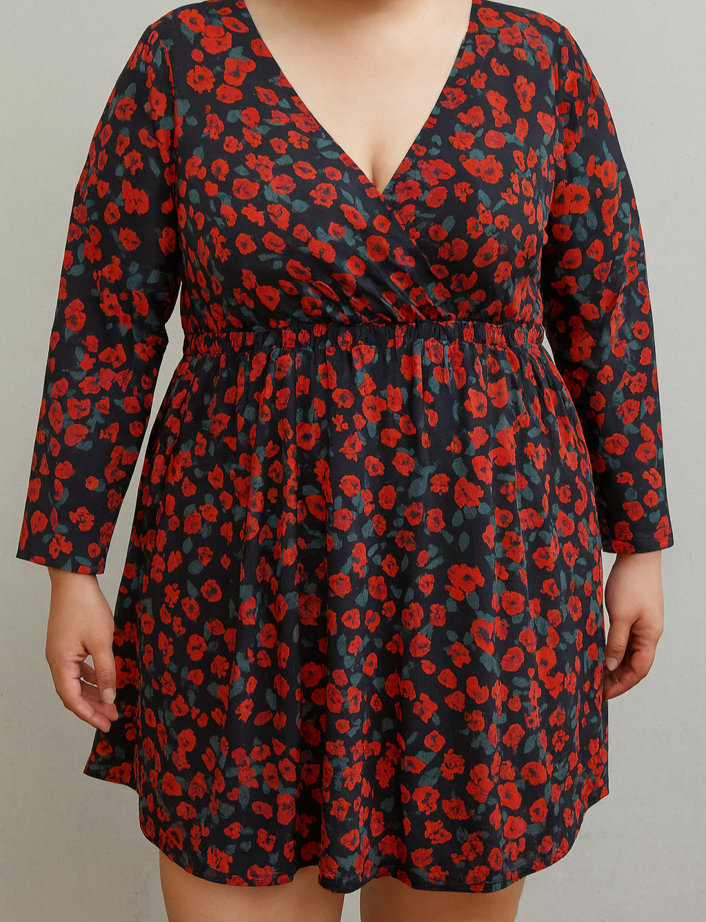 Robe avec fleurs rouges et noires à manches longues