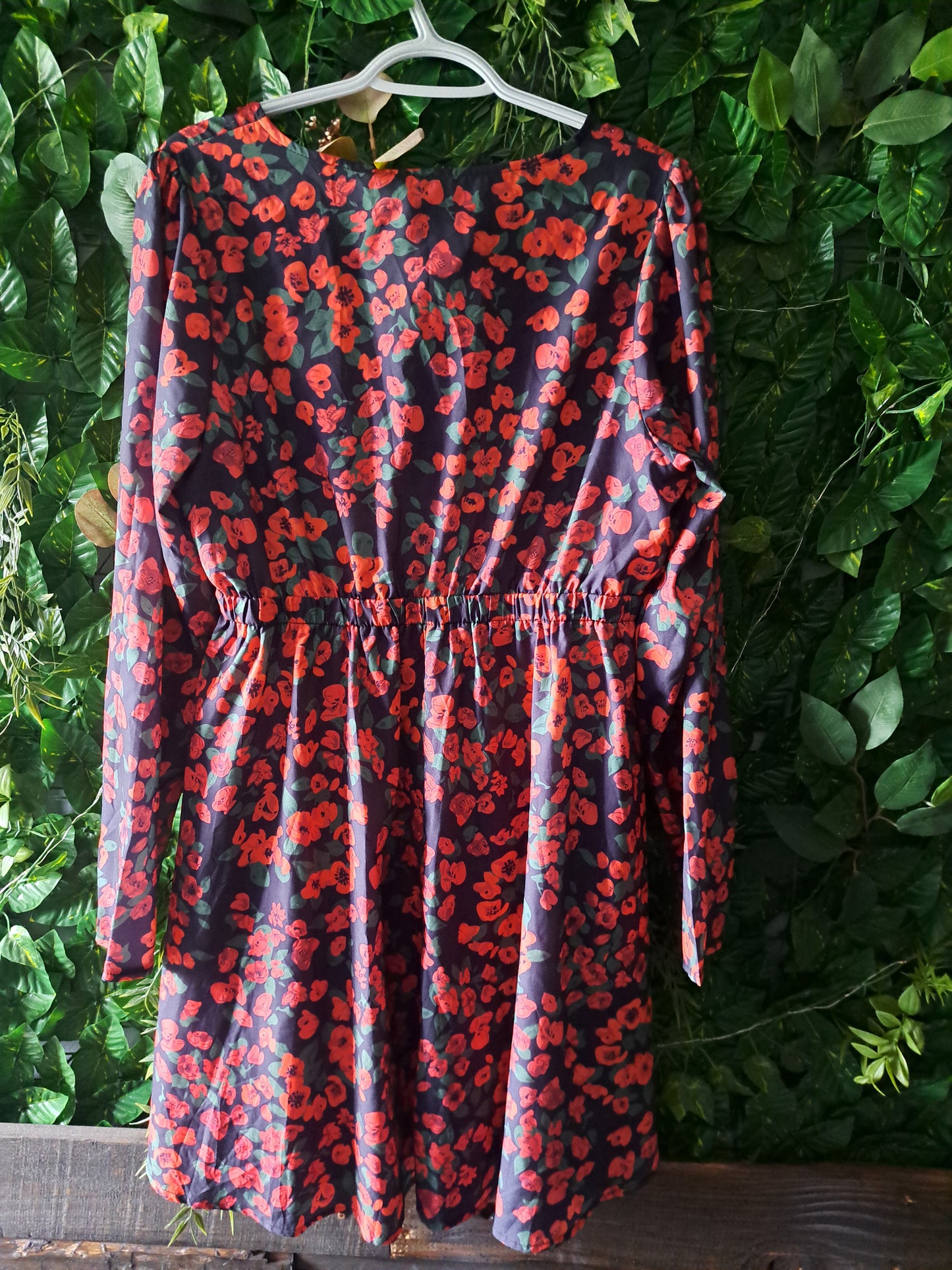 Robe avec fleurs rouges et noires à manches longues