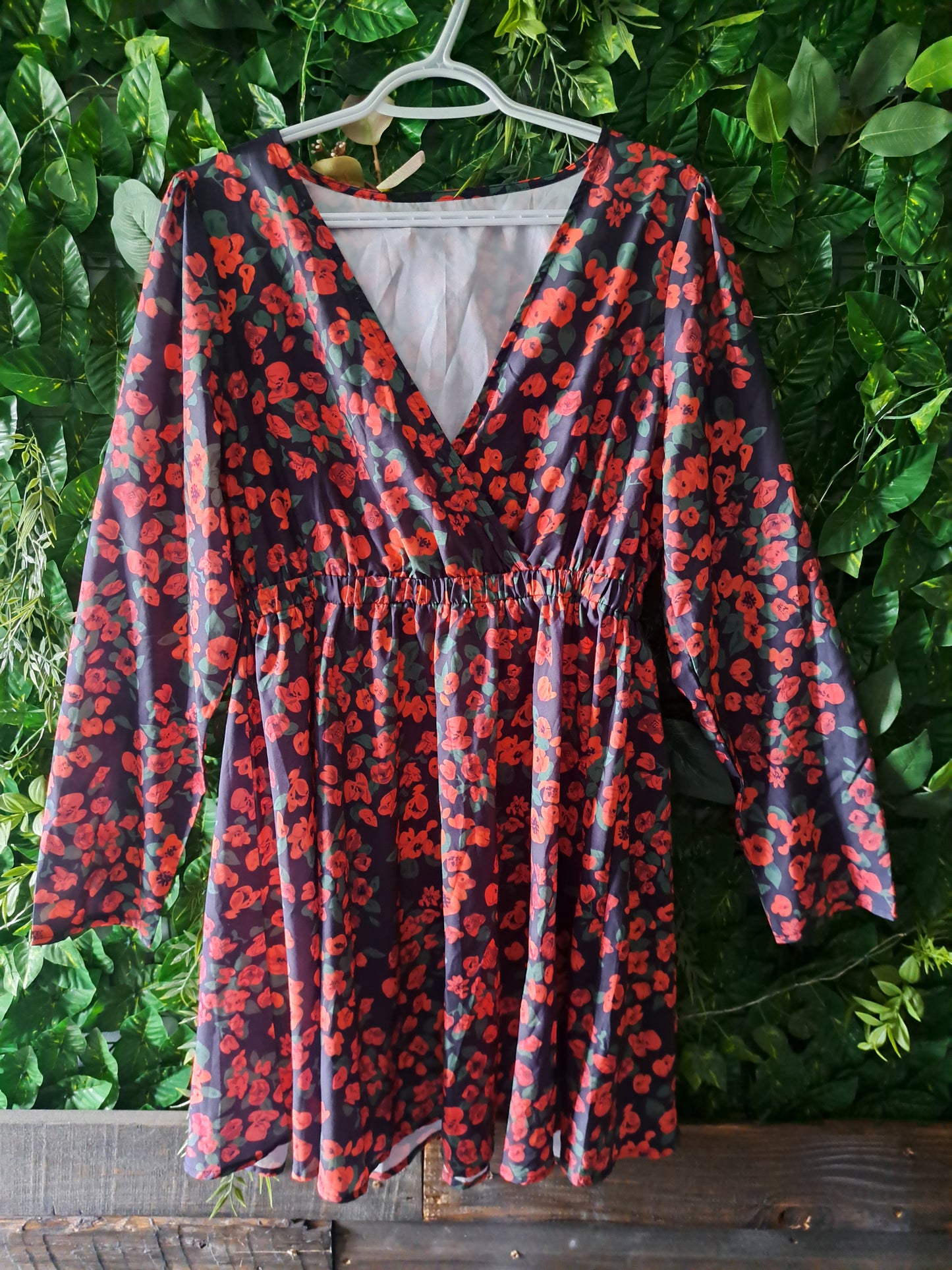Robe avec fleurs rouges et noires à manches longues