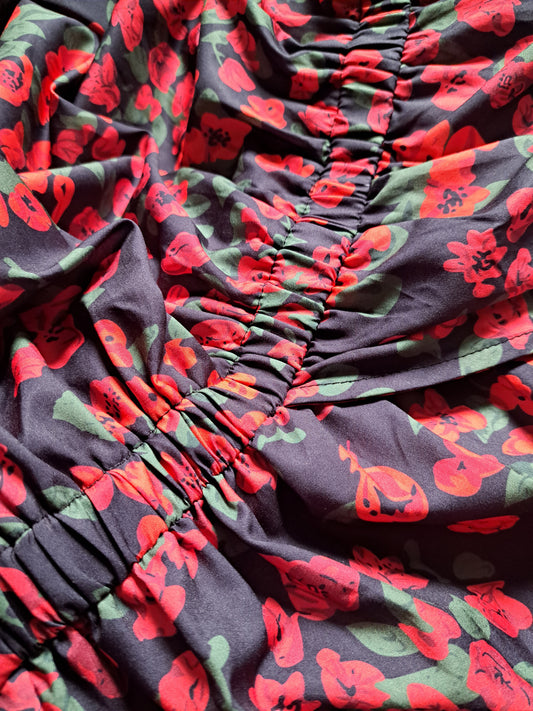 Robe avec fleurs rouges et noires à manches longues