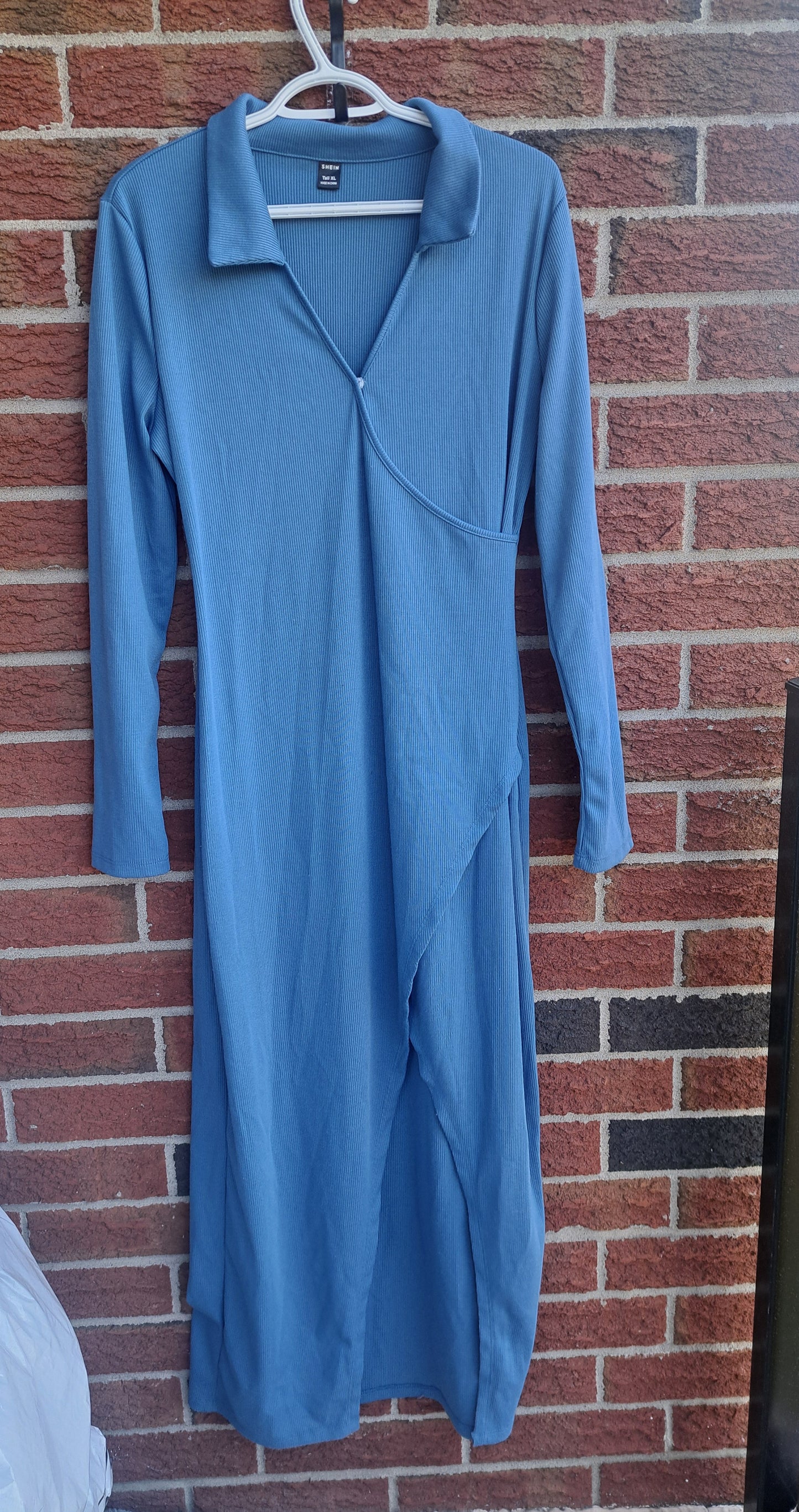 Robe longue bleue à manches longues