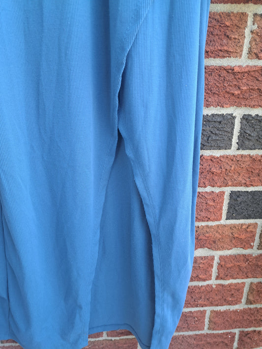 Robe longue bleue à manches longues