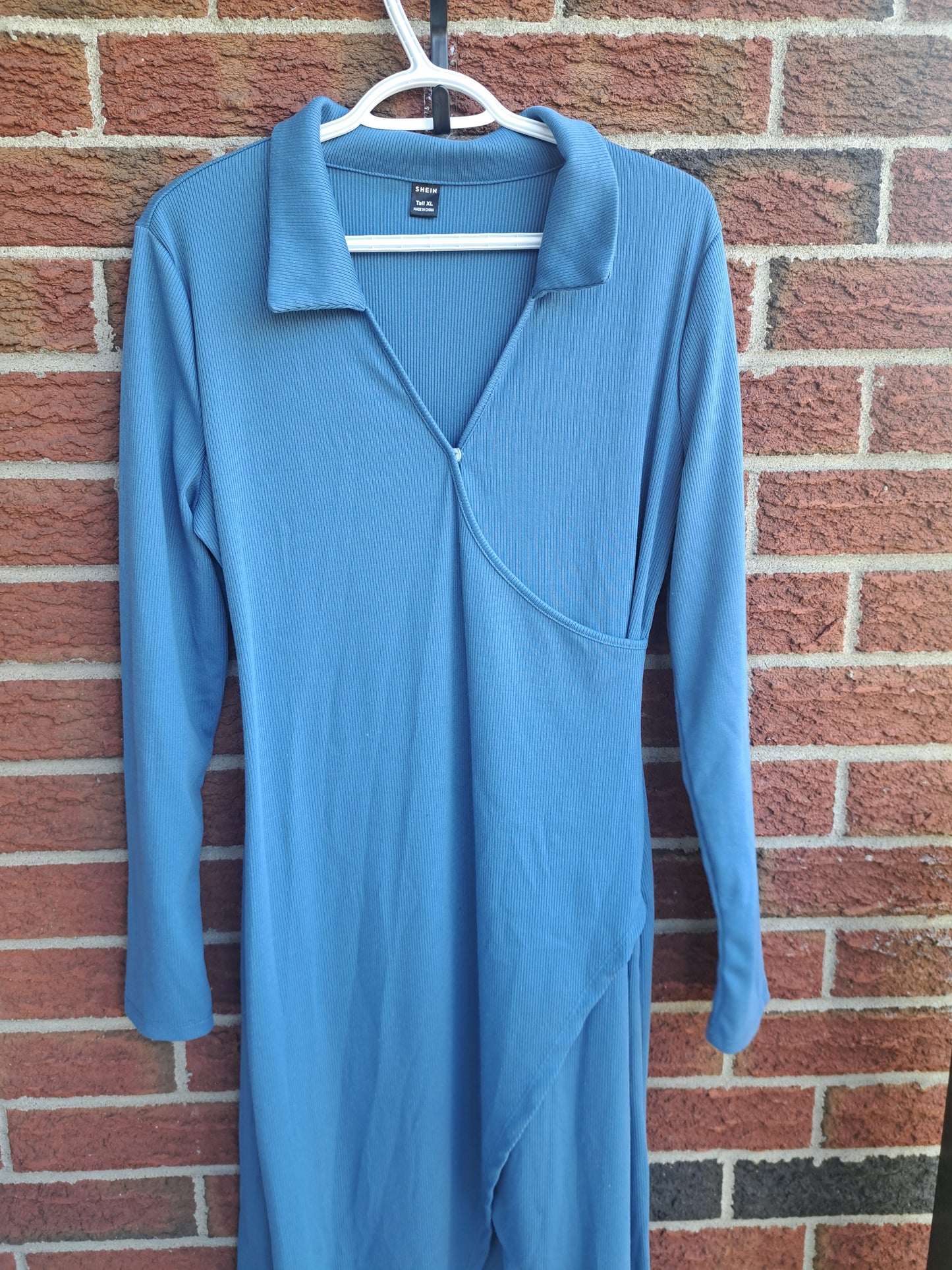 Robe longue bleue à manches longues
